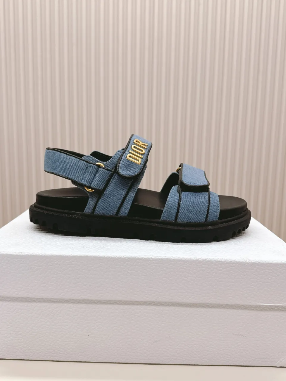 👟👟Ex-factory price 480👟👟 DIOR classic sandals mixed sheepskin DiorAct sandals are fashionable. Paired with an insole that fits the shape of your foot, it's made of exceptionally lightweight and comfortable leather. The upper straps are fastened with Velcro and are decorated with a gold-finish metal "Dior" logo, which complements the style design. These sandals add a modern edge to any look. Fabric: Imported mixed sheepskin Lining: Imported sheepskin Outsole: Original TPU outsole Code number: 35-42 (41 42 customized, non-refundable)